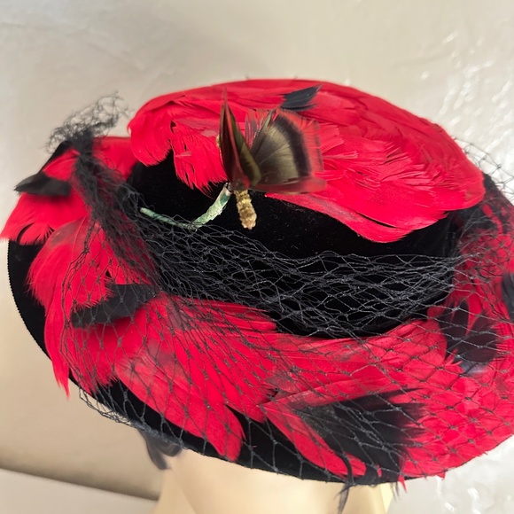 IMPOSING 1930's BLACK VELOUR TILT HAT COVERED IN RED/BLACK FEATHERS + VEIL - Picture 3 of 12